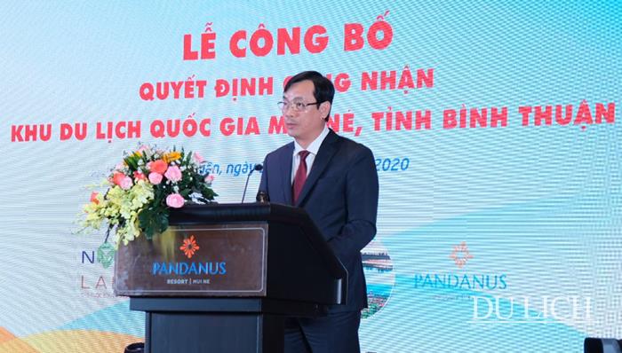 Tổng cục trưởng Tổng cục Du lịch Nguyễn Trùng Khánh công bố Quyết định công nhận Khu du lịch quốc gia Mũi Né. Ảnh: Thế Phi